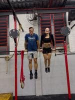 Bruno e Bruna, fundadores da Access Fit, em treino na barra